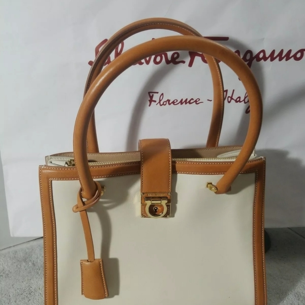 SALVATORE FERRAGAMO MARLENE SMALL LEATHER TOTE IN CREAM/ TAN